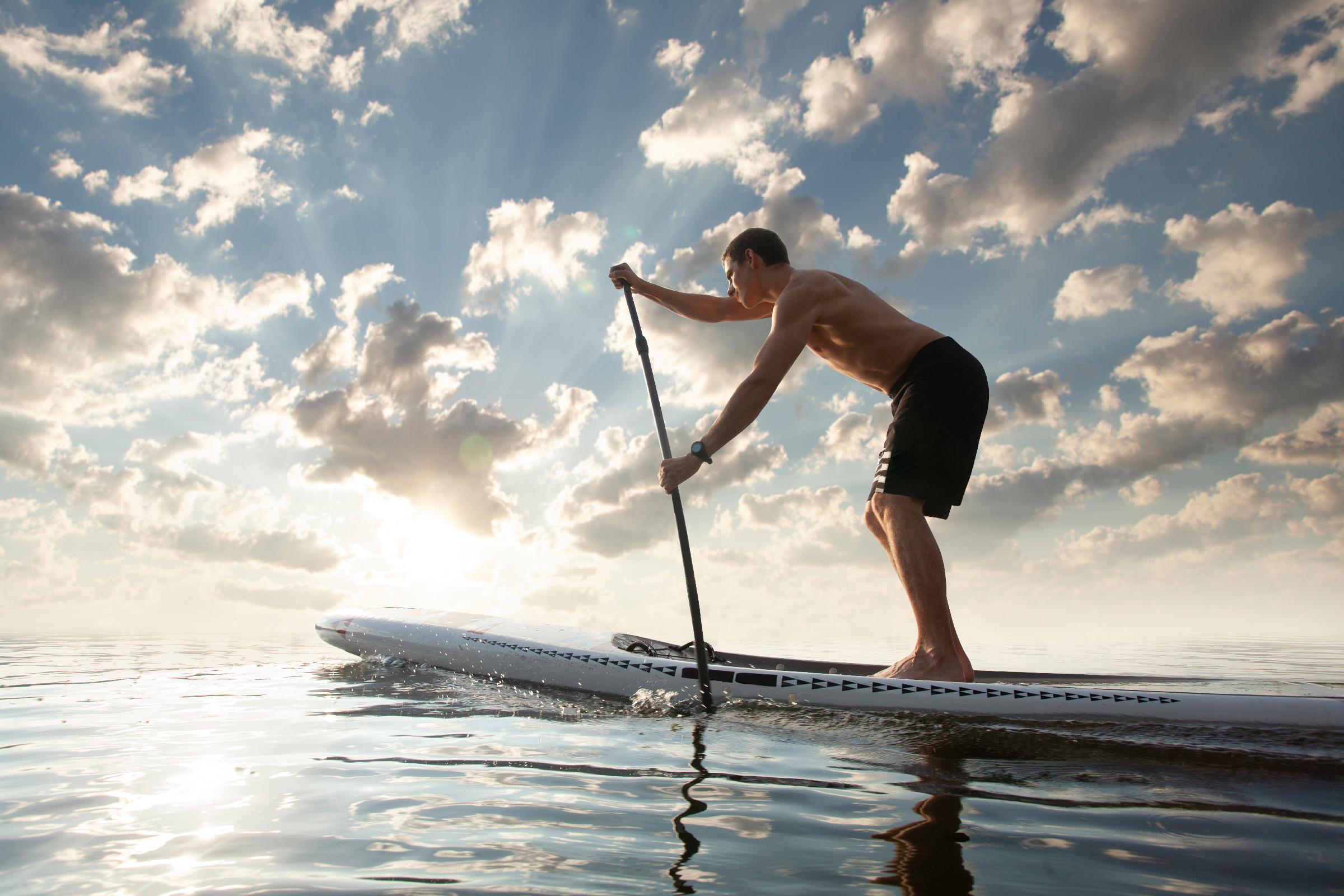 kayak-hombre-remando-kayak-canotaje-remando